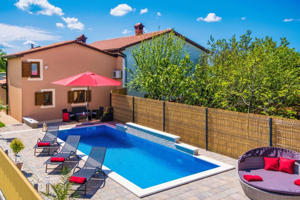 Property building, Patio, Day, Garden, Garden view, Pool view, Swimming pool, sunbed