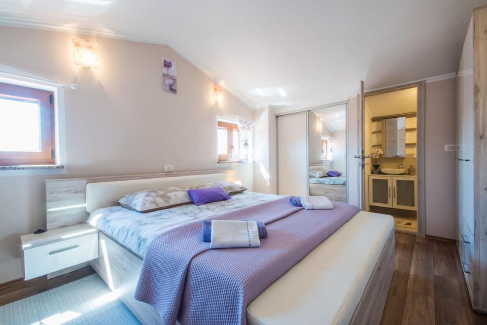 Bed, Photo of the whole room, Bedroom, towels, wardrobe