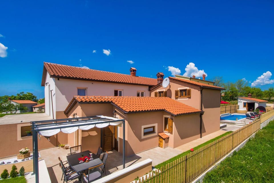 Property building, Day, Pool view, Swimming pool