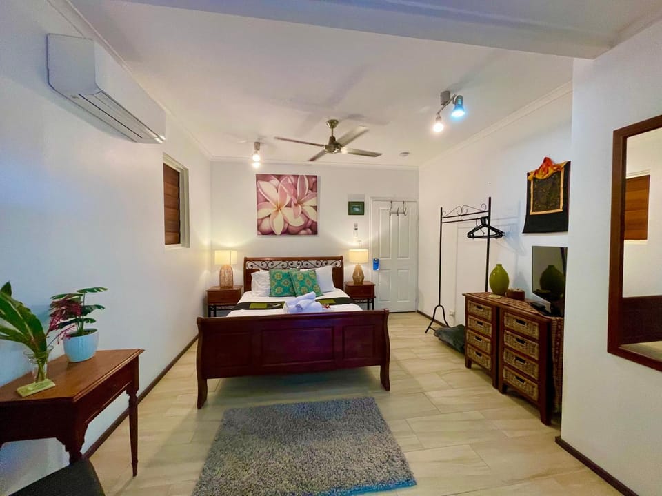 Bed, TV and multimedia, Photo of the whole room, Bedroom, fireplace, air conditioner