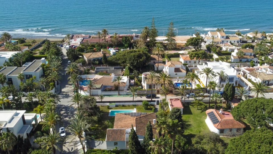 Neighbourhood, Bird's eye view, Beach, Pool view, Sea view, Swimming pool, Location