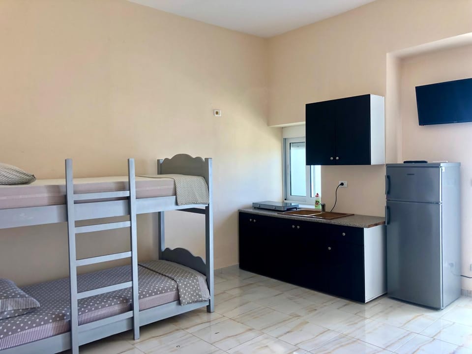 Bed, Kitchen or kitchenette, Photo of the whole room, Dining area, Bedroom, bunk bed, hair dresser