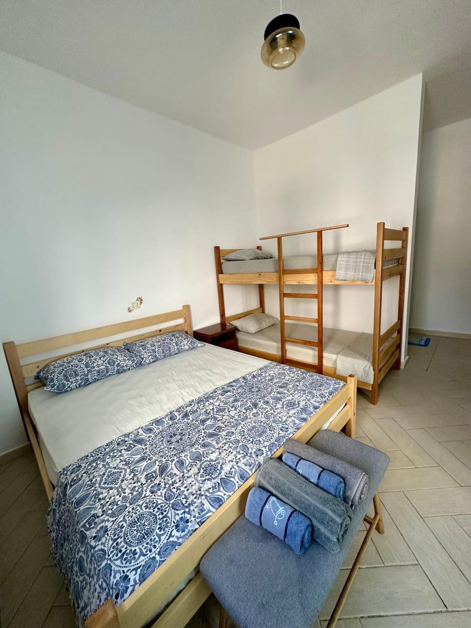 Bed, Photo of the whole room, Bedroom, bunk bed, towels