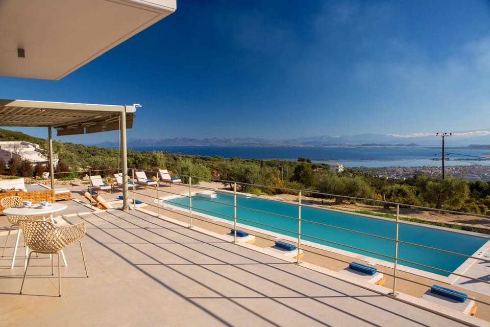View (from property/room), Sea view, Swimming pool, sunbed