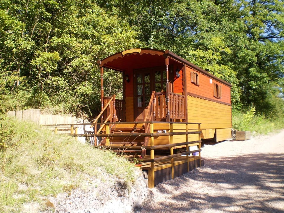 Les Roziers - Roulotte Bed and Breakfast in Auvergne-Rhône-Alpes