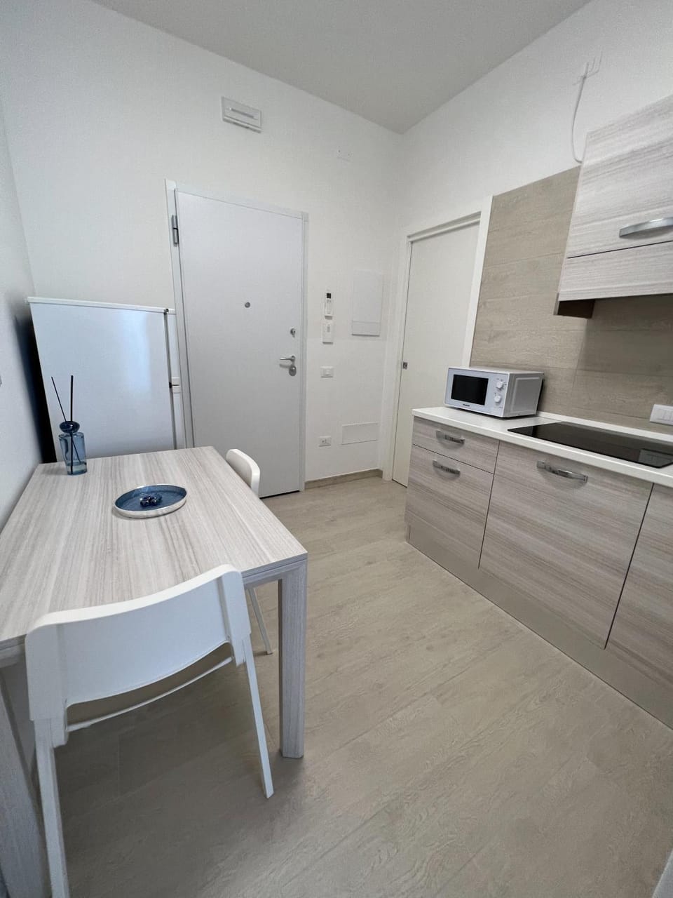 Kitchen or kitchenette, Dining area, stove