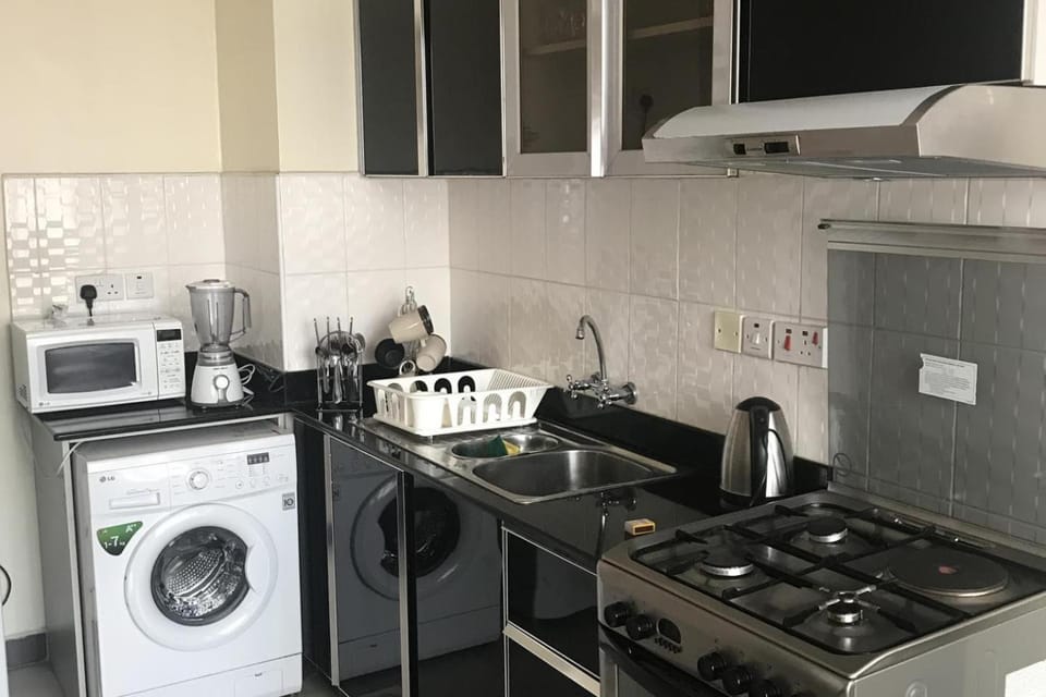 1 Bed Apt Sleeps 2 - Indoor Pool - Enclosed Garden Apartment in Nairobi County