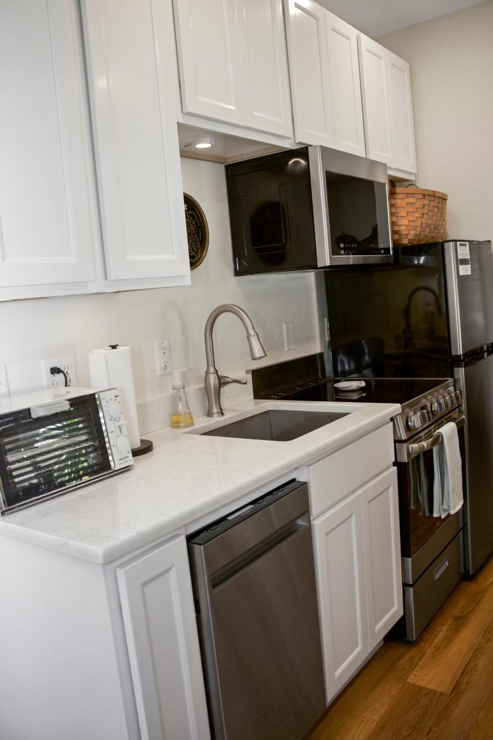 dishwasher, microwave, oven, stove, kitchen
