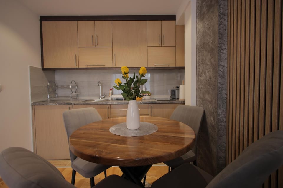 Kitchen or kitchenette, Seating area, Dining area