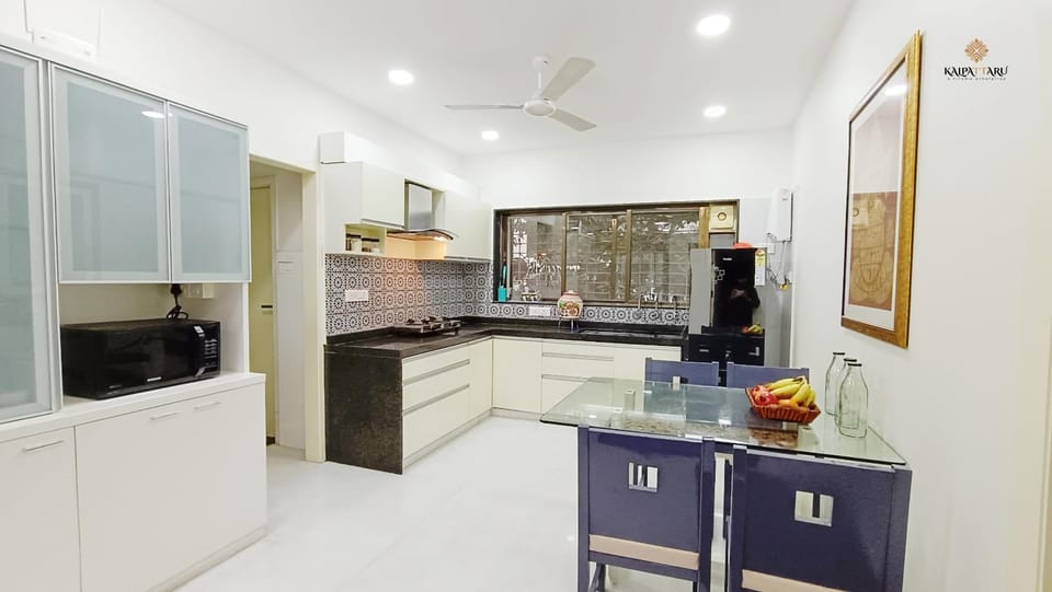 Kitchen or kitchenette, Dining area, oven, stove