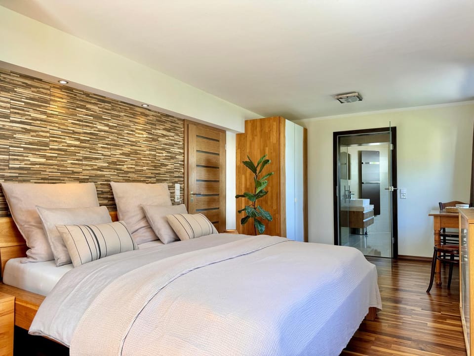 Photo of the whole room, Seating area, Bedroom, wardrobe