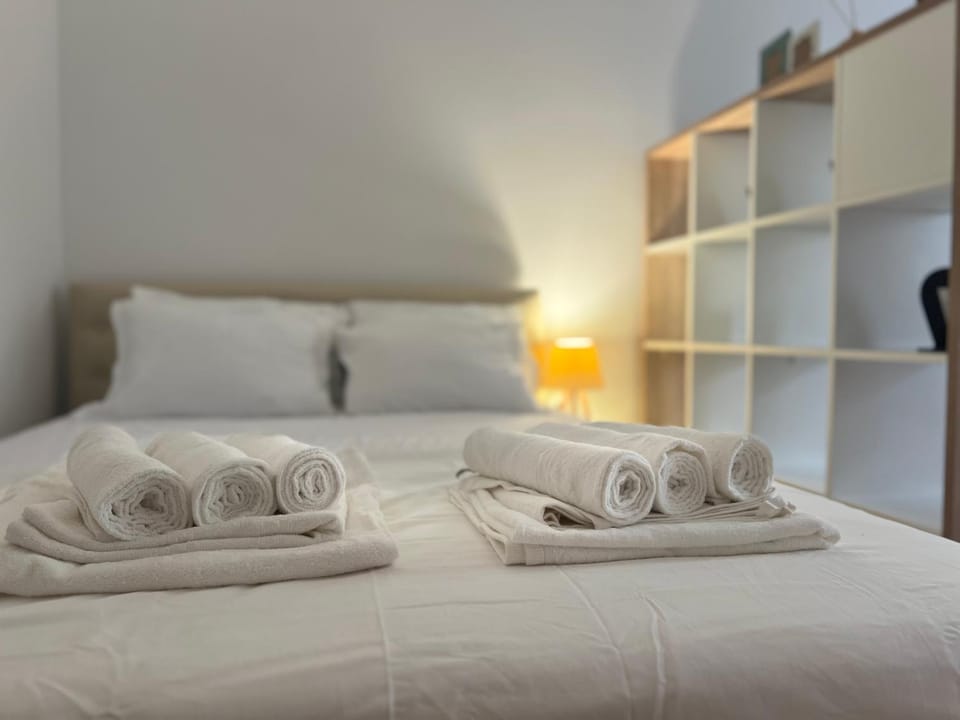 Bed, Photo of the whole room, Bedroom, towels