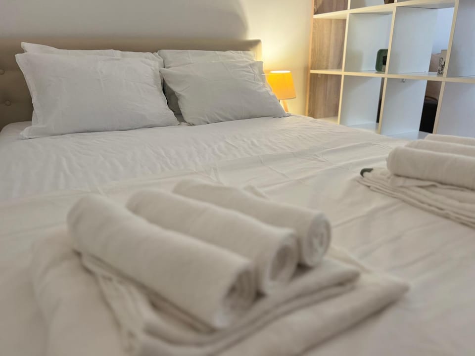 Bed, Photo of the whole room, Bedroom, towels