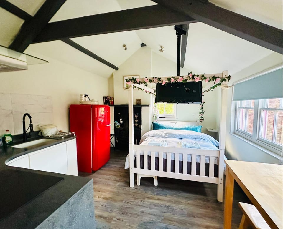 Property building, Photo of the whole room, Dining area, Bedroom, kitchen