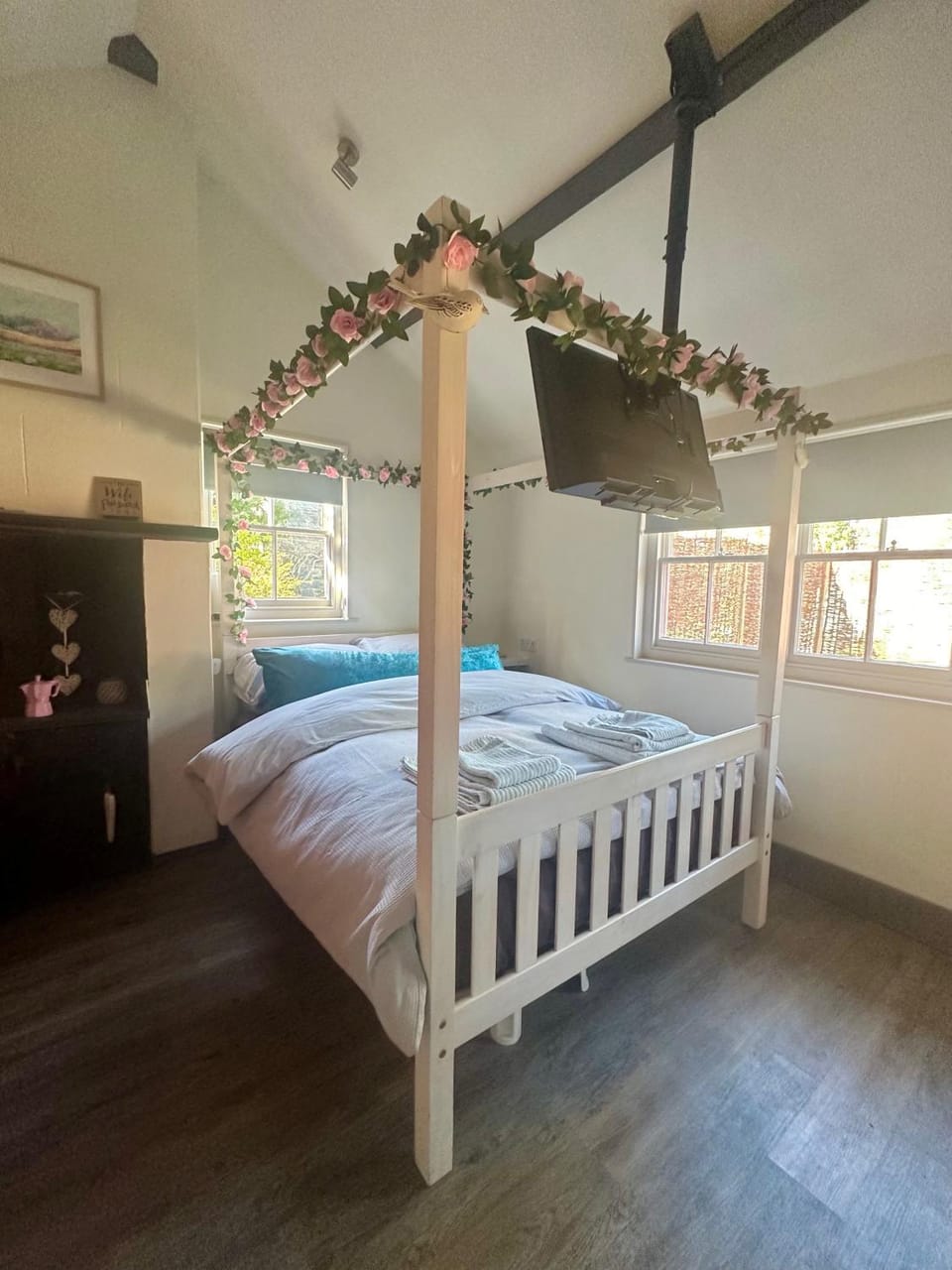 Bed, TV and multimedia, Bedroom