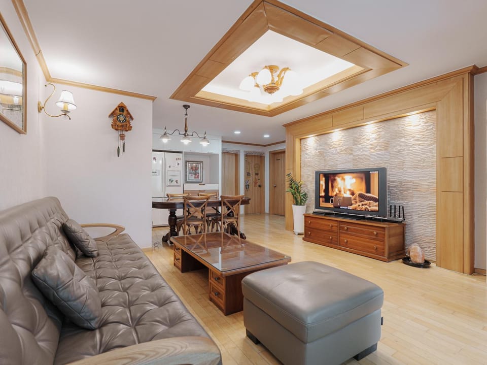 Comfortable home 10 min from Hongik University, 5min from Gajwa station with baby products, 4 Bedrooms 8 people Apartment in Seoul