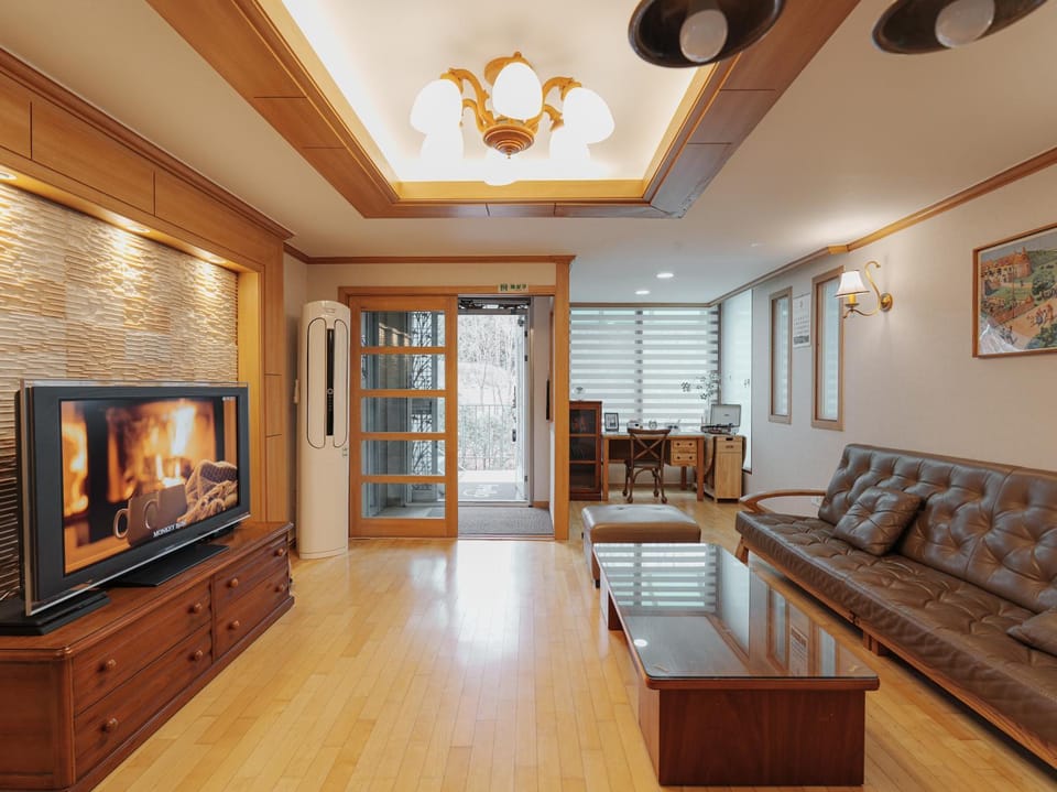 Comfortable home 10 min from Hongik University, 5min from Gajwa station with baby products, 4 Bedrooms 8 people Apartment in Seoul