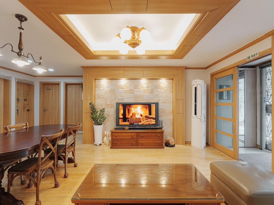 Comfortable home 10 min from Hongik University, 5min from Gajwa station with baby products, 4 Bedrooms 8 people Apartment in Seoul