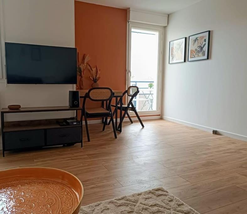 TV and multimedia, Living room, Seating area, Dining area