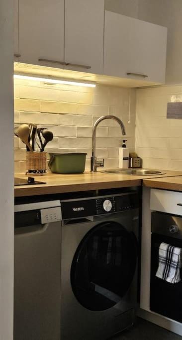 Kitchen or kitchenette, dishwasher, pet friendly, stove, toaster