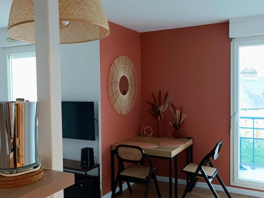 TV and multimedia, Living room, Seating area, Dining area