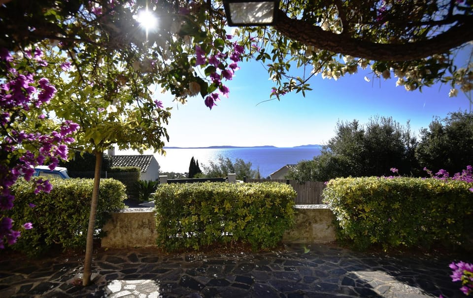 Rayol vue mer jardin plage à pied - St-Tropez 25km Apartment in Rayol-Canadel-sur-Mer