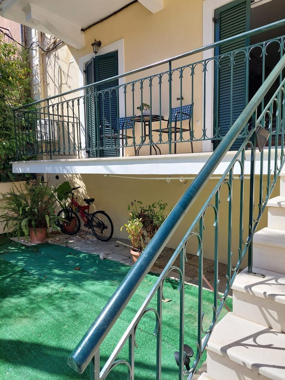 Property building, Day, Balcony/Terrace