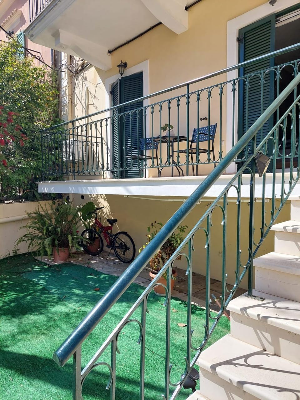 Property building, Day, Balcony/Terrace