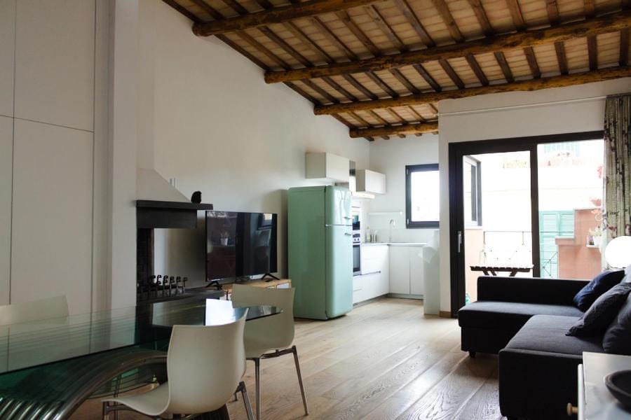TV and multimedia, Kitchen or kitchenette, Living room, Seating area, Dining area