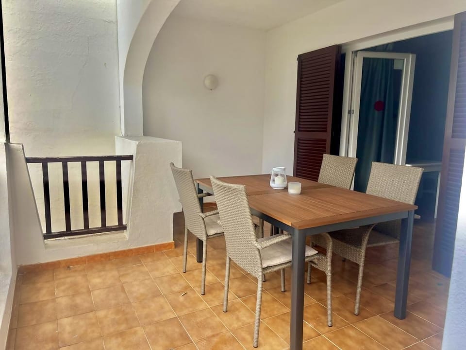 Enjoy Cala Porter en complejo vacacional. Apartment in Balearic Islands