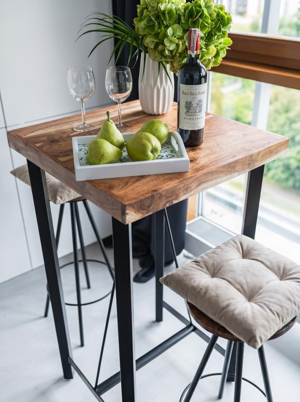 Living room, Food and drinks, Seating area, Dining area, Food