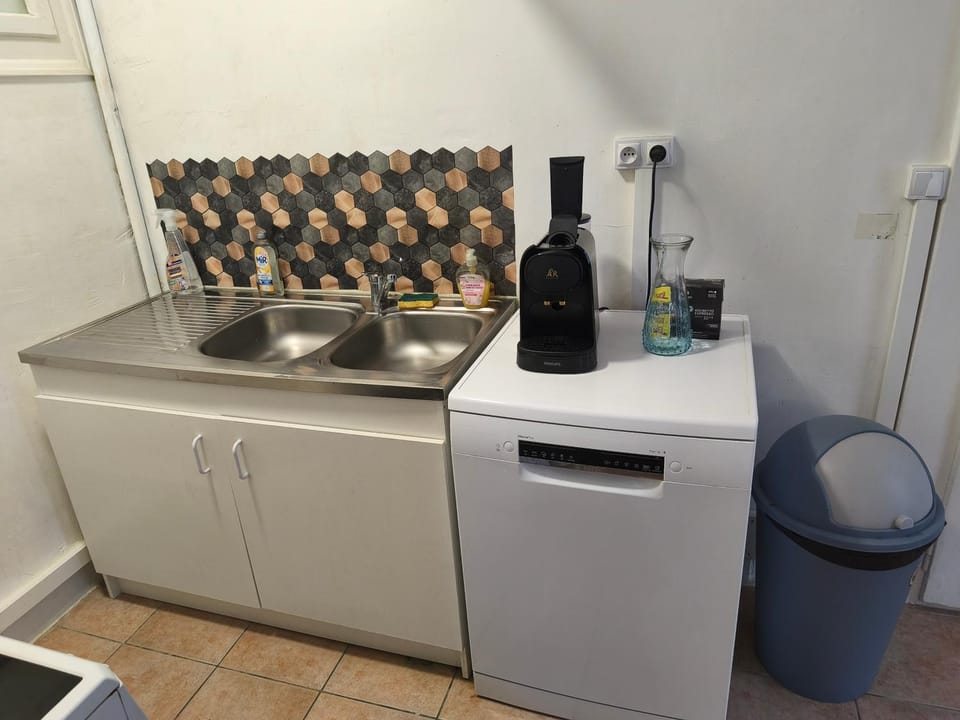 Kitchen or kitchenette, dishwasher