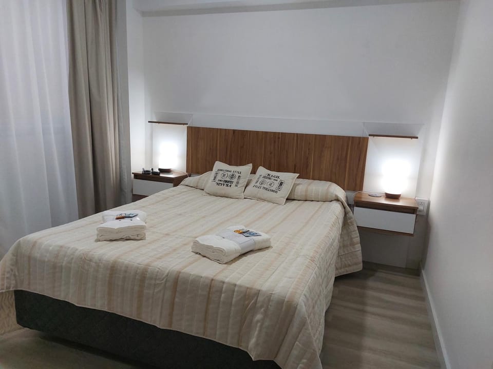 Photo of the whole room, Bedroom, towels