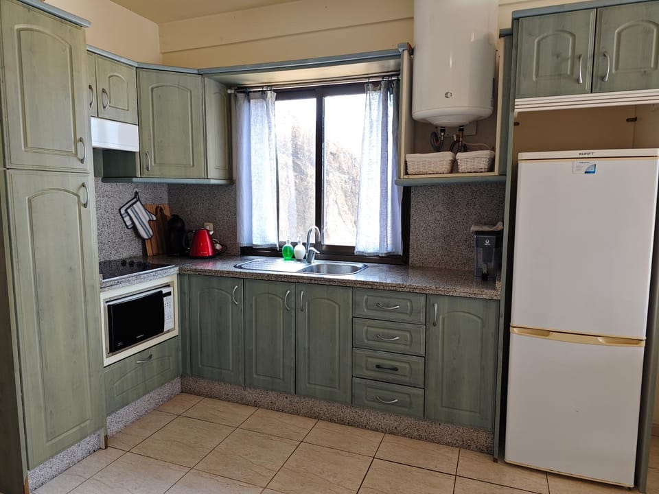 Kitchen or kitchenette, minibar
