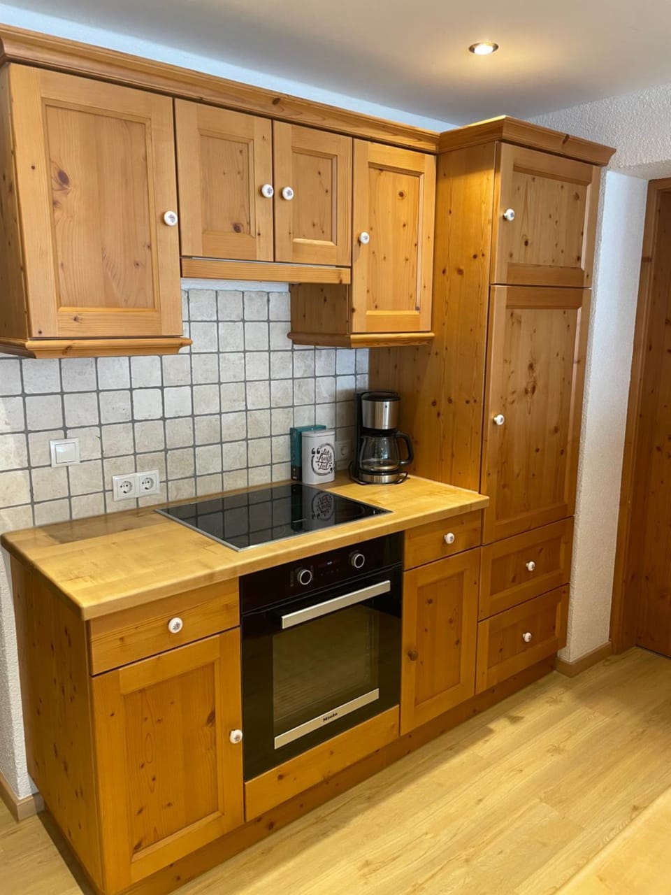 Coffee/tea facilities, Kitchen or kitchenette, dishwasher, stove