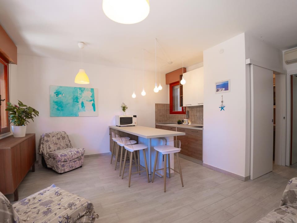 Kitchen or kitchenette, Living room, Seating area, Dining area, minibar