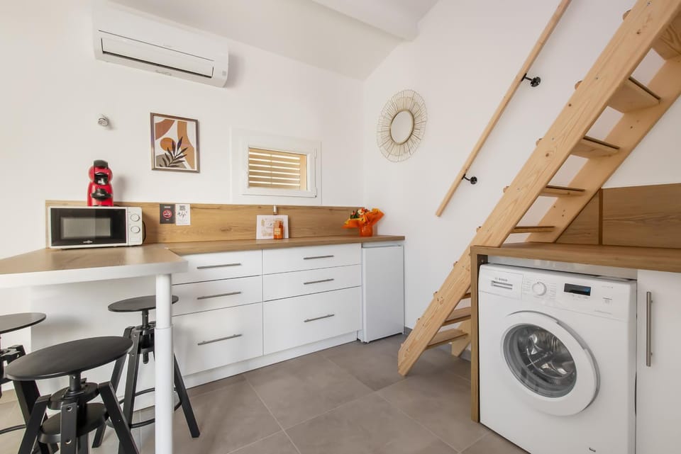 Kitchen or kitchenette, Dining area, oven, washing machine, air conditioner