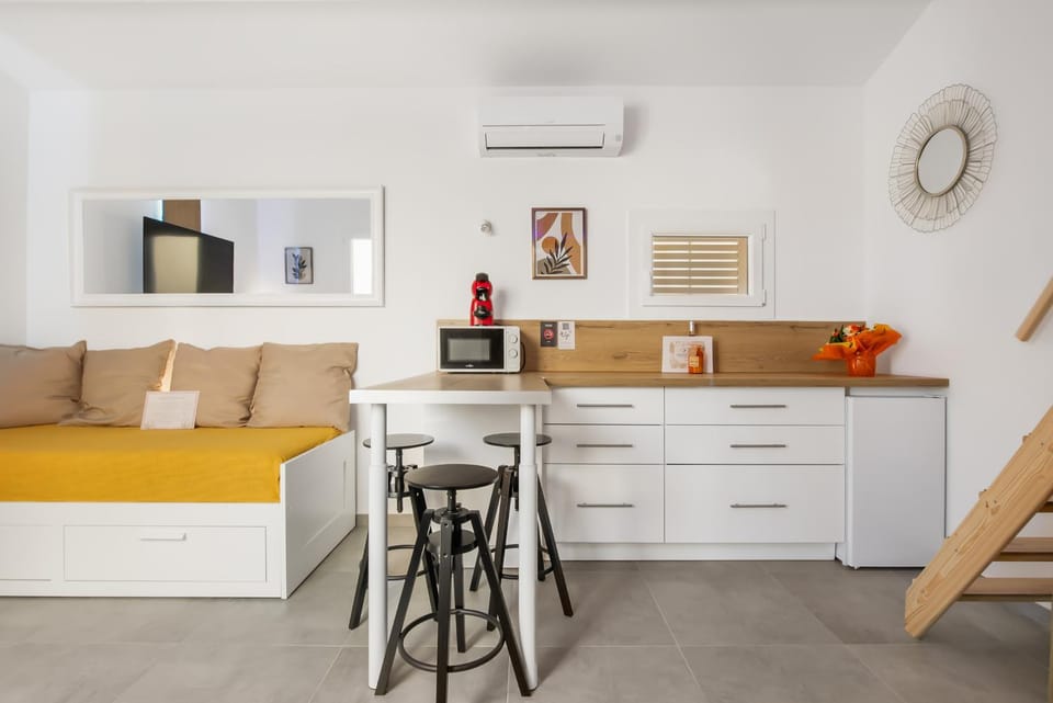 Kitchen or kitchenette, Seating area, Dining area, air conditioner