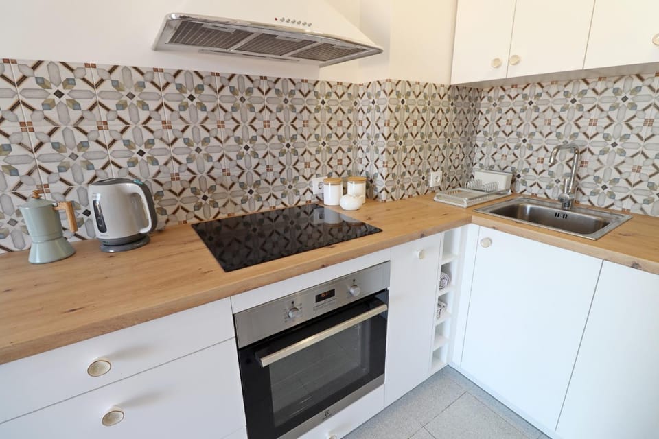Coffee/tea facilities, Kitchen or kitchenette, stove