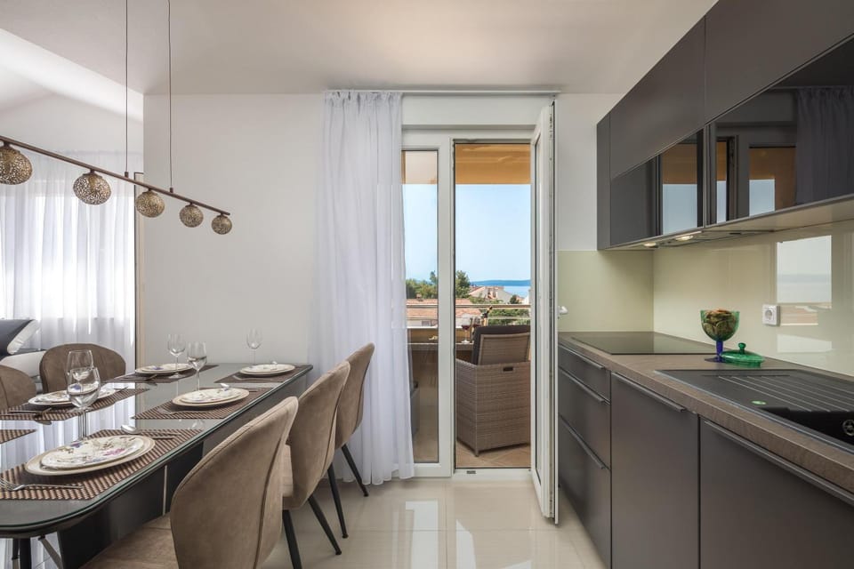 Kitchen or kitchenette, Dining area