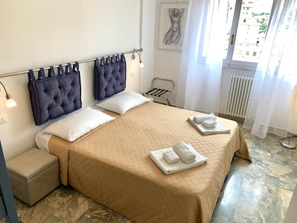 Bed, Bedroom, internet, towels