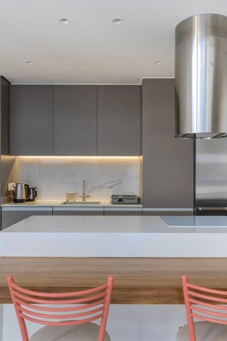 Coffee/tea facilities, Kitchen or kitchenette, Dining area, stove