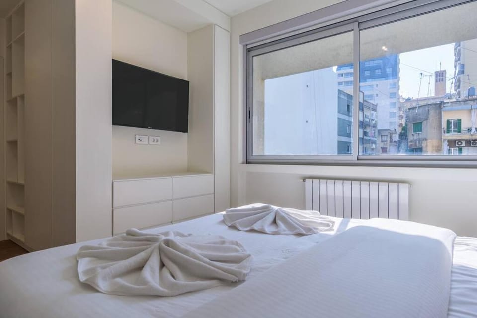 Bed, TV and multimedia, Photo of the whole room, Bedroom, towels