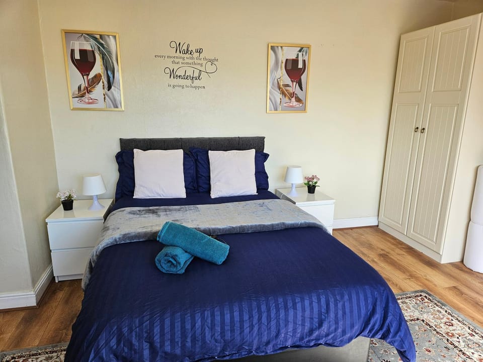 Homely double bed, TV, Wi-Fi and garden Bed and Breakfast in Leeds