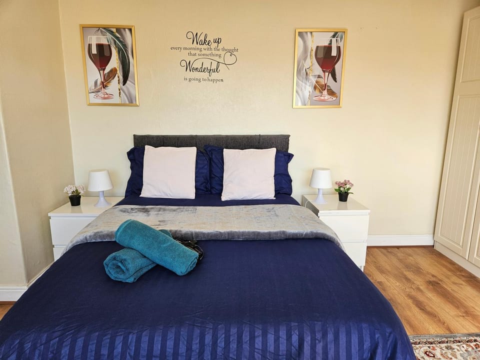 Homely double bed, TV, Wi-Fi and garden Bed and Breakfast in Leeds