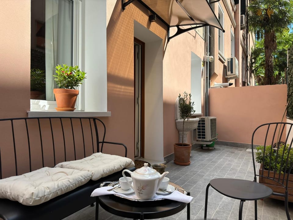 Property building, Patio, Garden, Balcony/Terrace, Garden view