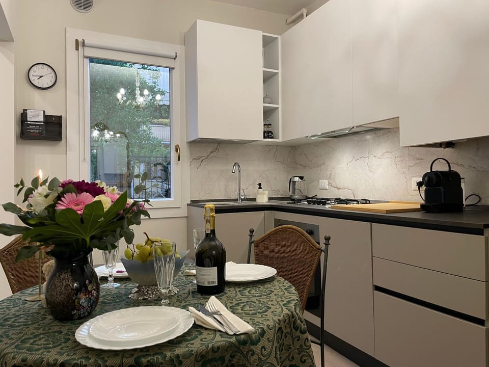 Kitchen or kitchenette, Dining area