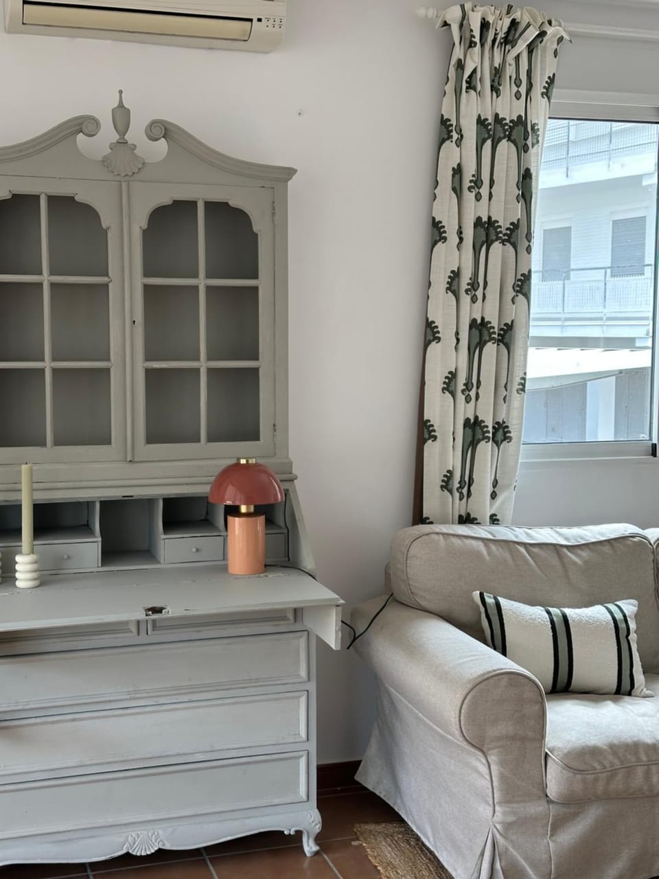 Living room, Seating area, air conditioner