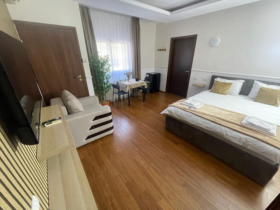 Bed, Photo of the whole room, Seating area