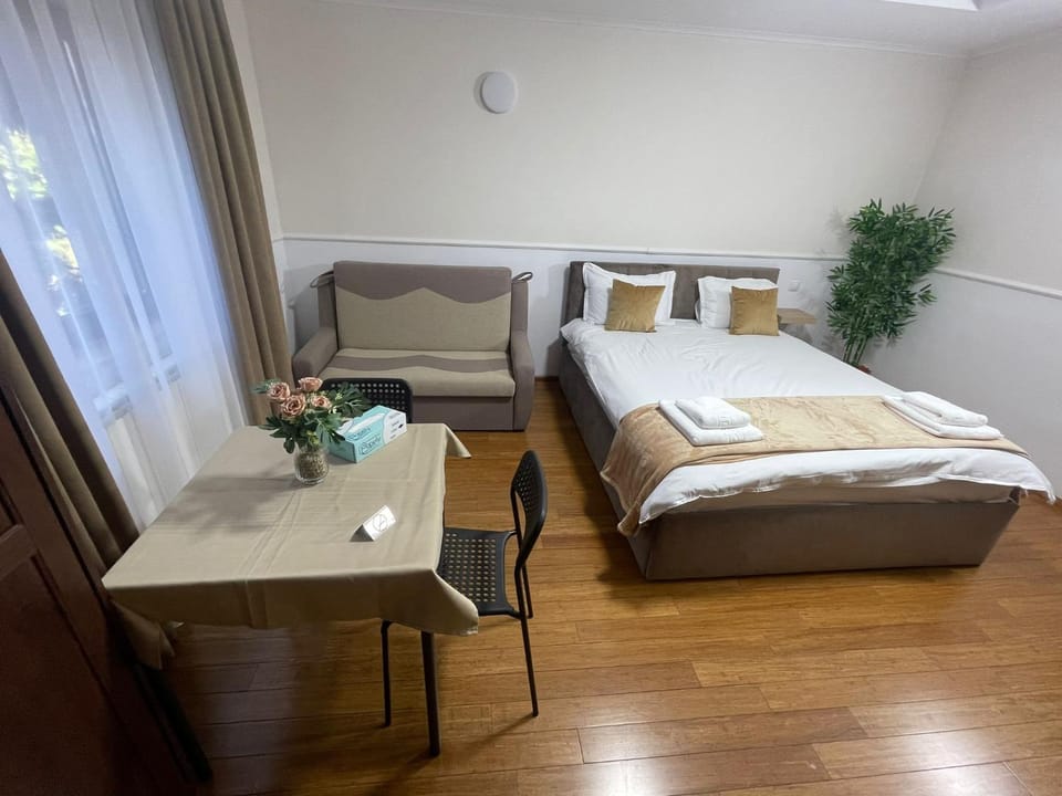 Bed, Seating area, Dining area